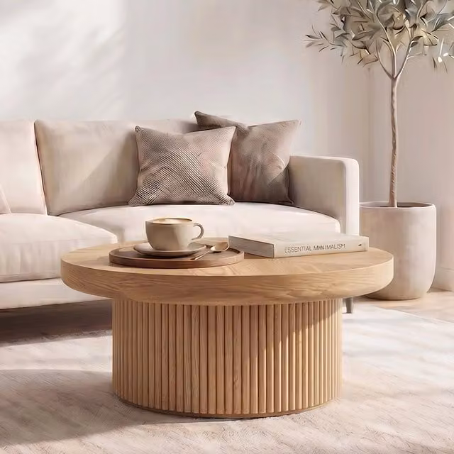 Tavolino basso fisso con piano spesso 8 cm; motivo parquet e base cilindrica scanalata; legno naturale