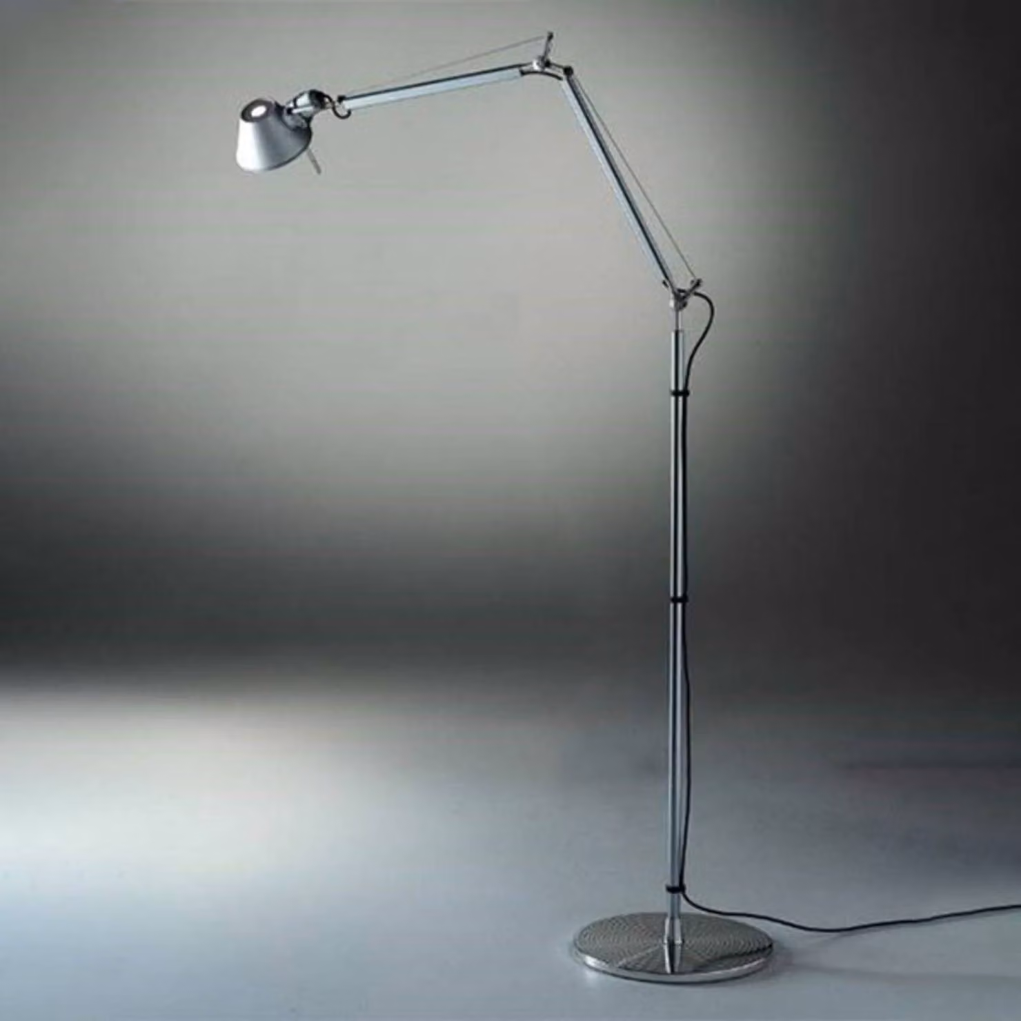 Artemide Lampada da terra a LED Tolomeo, dimmerabile, Alluminio / Grigio / Zincato, Soggiorno / Sala da pranzo, Alluminio, Design, Lampada LED da terra