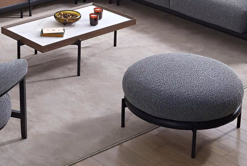 Set di design: poggiapiedi e tavolino da caffè, colore grigio moderno