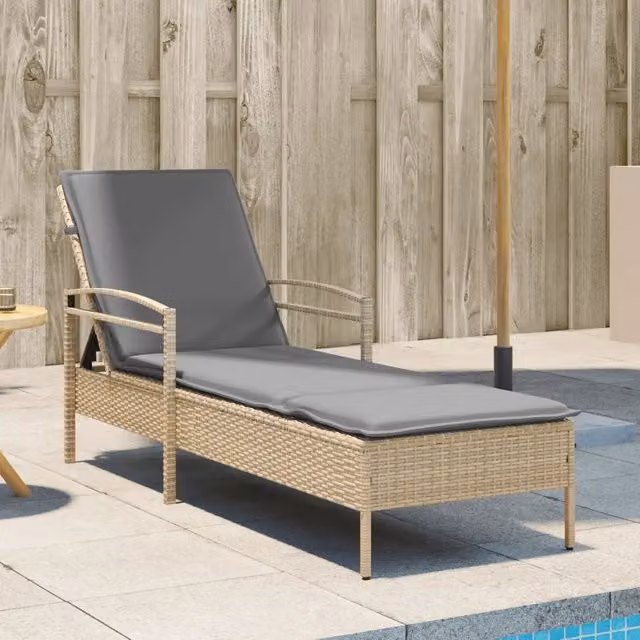 Lettino prendisole vidaXL in polyrattan con cuscino beige e grigio, dotato di poggiatesta regolabile e braccioli, L/P/H: 200 x 63 x 81 cm