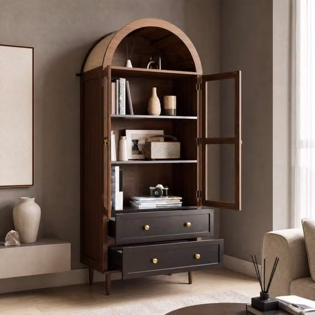 Vetrina Mivray con ante in vetro e ripiani interni, finitura noce e maniglie dorate, L: 70 cm, P: 38 cm, H: 165 cm