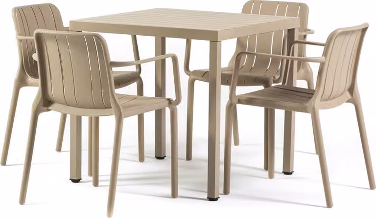 Set da pranzo per esterni con tavolo quadrato 80×80 cm e 4 sedie con braccioli in polipropilene con fibra di vetro, set di mobili da esterno moderno per balcone, terrazza, giardino, bar e bistrot – Zeno & Ginny – Caramello