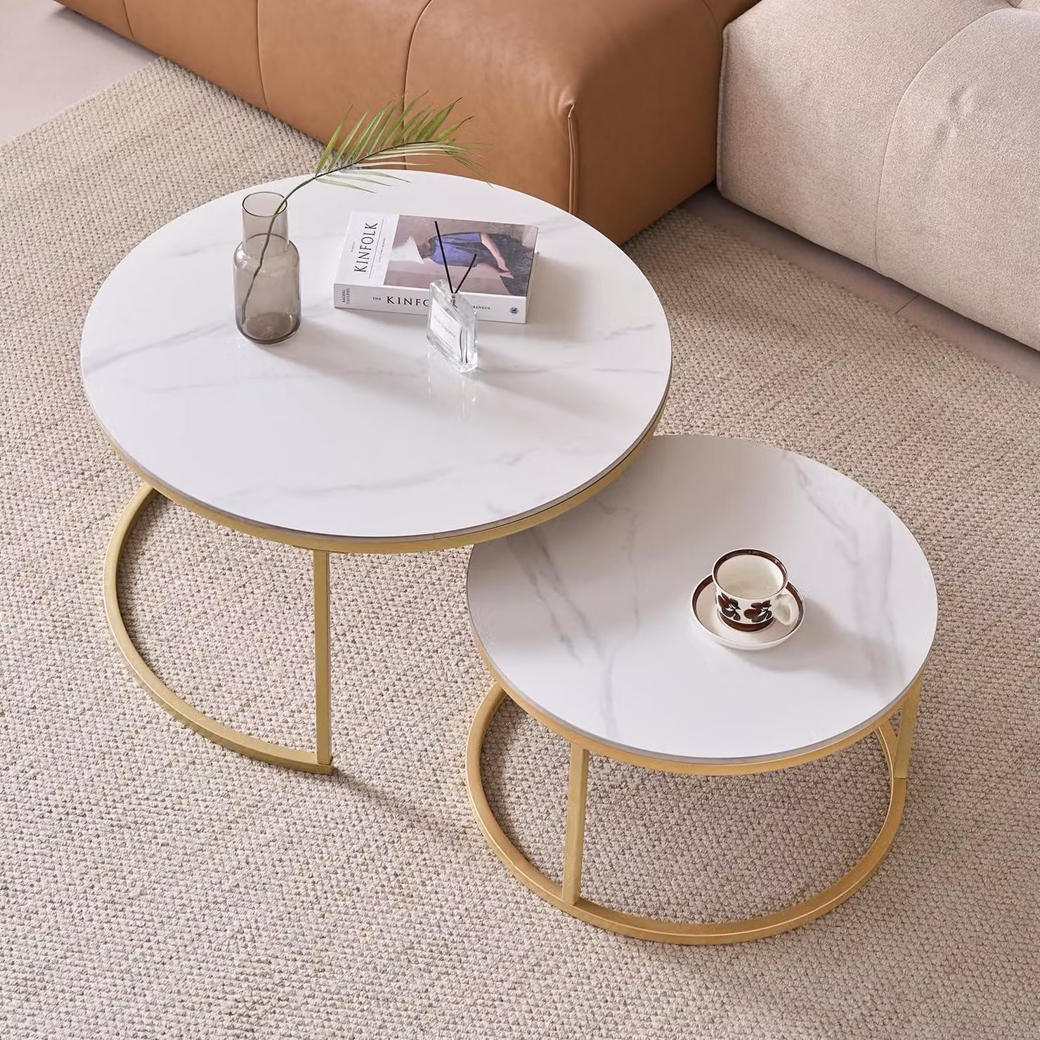 Set di tavolini da caffè, forma rotonda, con piano in marmo sintetico bianco, struttura in metallo dorato, dimensioni 80x60x45 cm, set da 2 pezzi