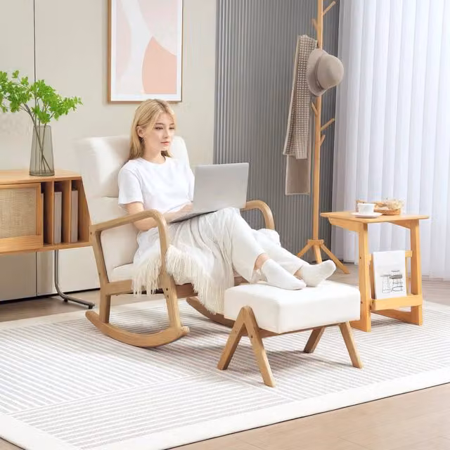 Poltrona a Dondolo con Poggiapiedi in Tessuto Effetto Lino Crema con Gambe in Legno, 65x96x94,5 cm, Capacità 150 kg