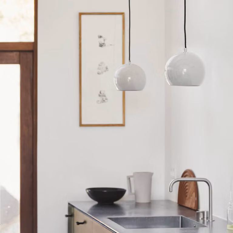 FRANDSEN Lampada a sospensione Ball, dimmerabile, Bianco / Opale, Soggiorno / Sala da pranzo, Metallo, Design, Lampada a sospensione