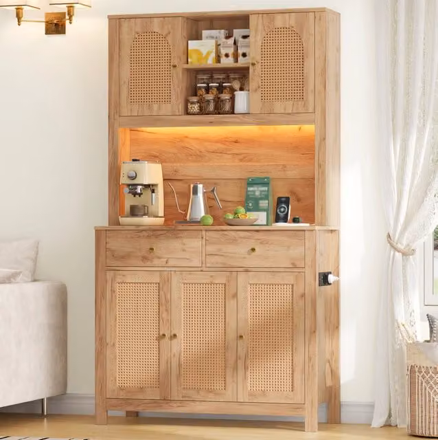 Credenza alta MDF naturale 100x40x180 cm con LED RGB, prese USB e ante in rattan