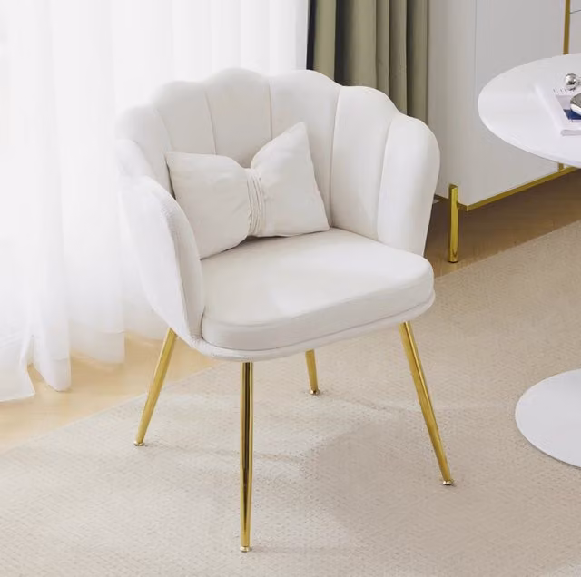 Poltrona ULEVR in velluto beige con schienale a petalo, cuscino a farfalla e gambe in metallo dorato