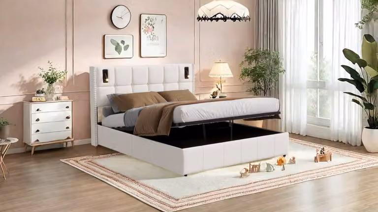 Letto matrimoniale 160x200cm in tessuto vellutato beige con box contenitore idraulico, testata borchiata con lampade da lettura integrate