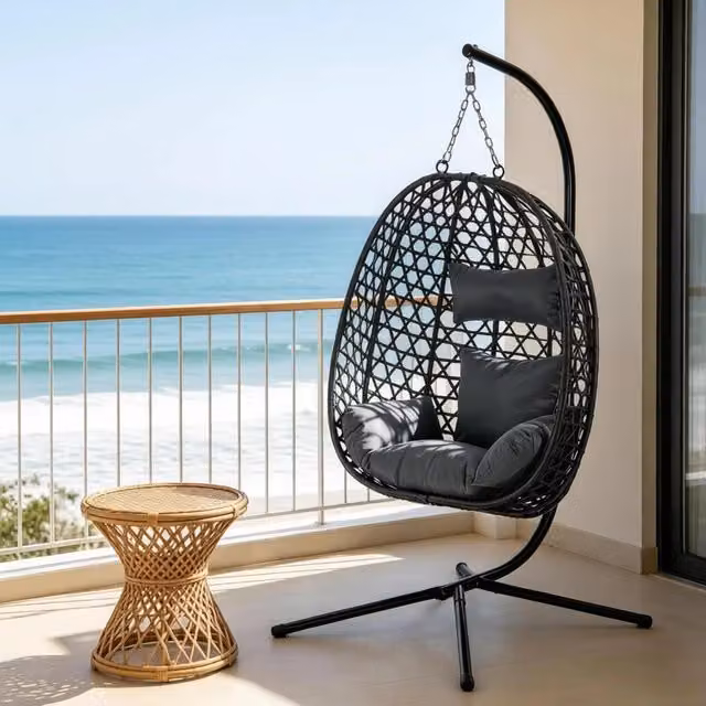 Sedia sospesa a uovo WISHDOR in polyrattan grigio con base in metallo e cuscini inclusi per esterno