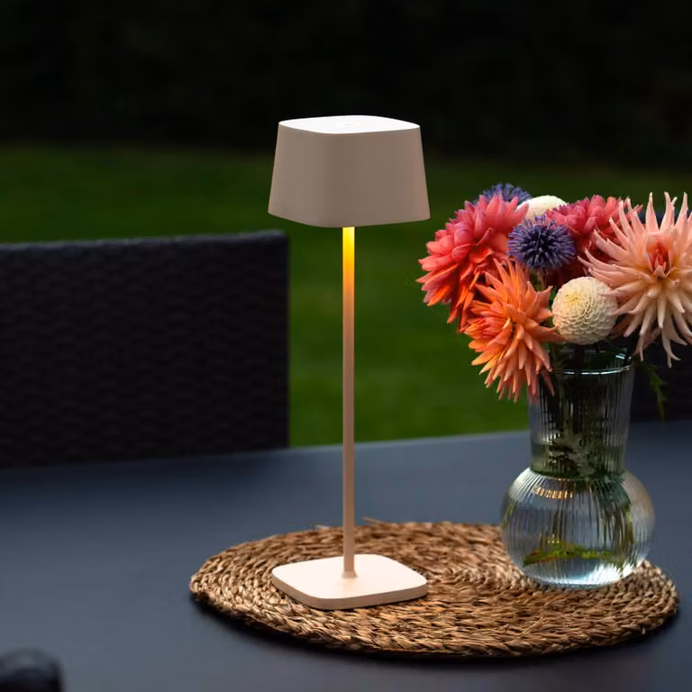 Konstsmide Lampada da tavolo LED ricaricabile Capri, altezza 36 cm, color sabbia, IP54 dimmerabile, Crema / Ambra, Soggiorno / Sala da pranzo, Alluminio, Moderno