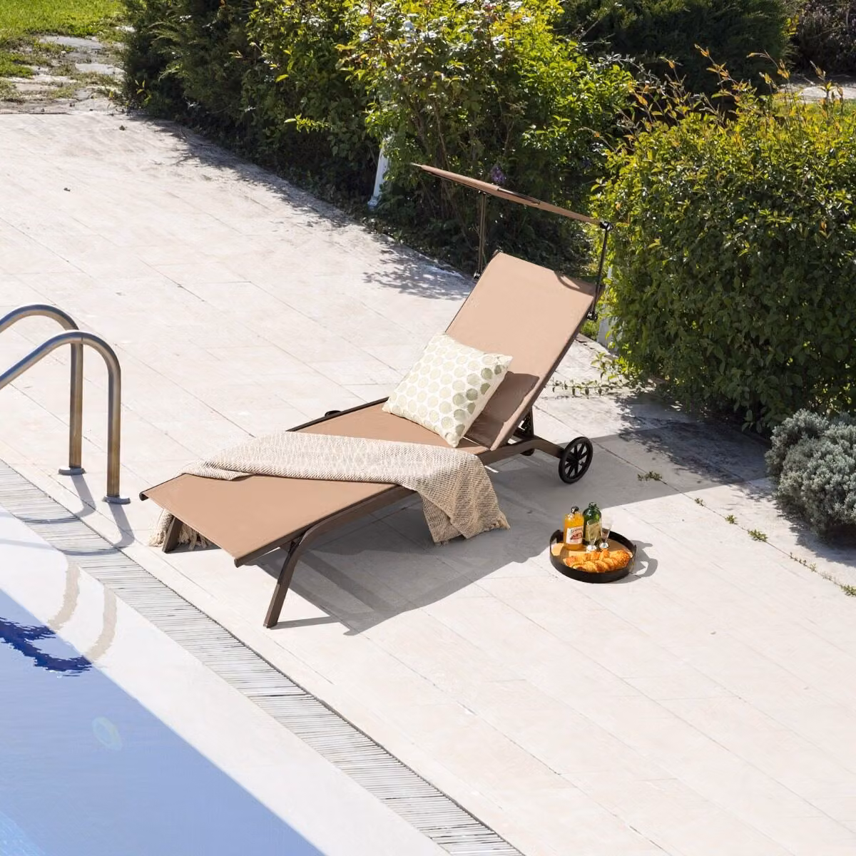 Set da giardino Costway composto da lettini prendisole con parasole, sedie a sdraio da piscina e tavolino quadrato in metallo marrone