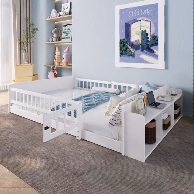 Letto per bambini REDOM in legno di pino bianco con ripiani laterali, L/P/H: 190 x 140 x 145 cm