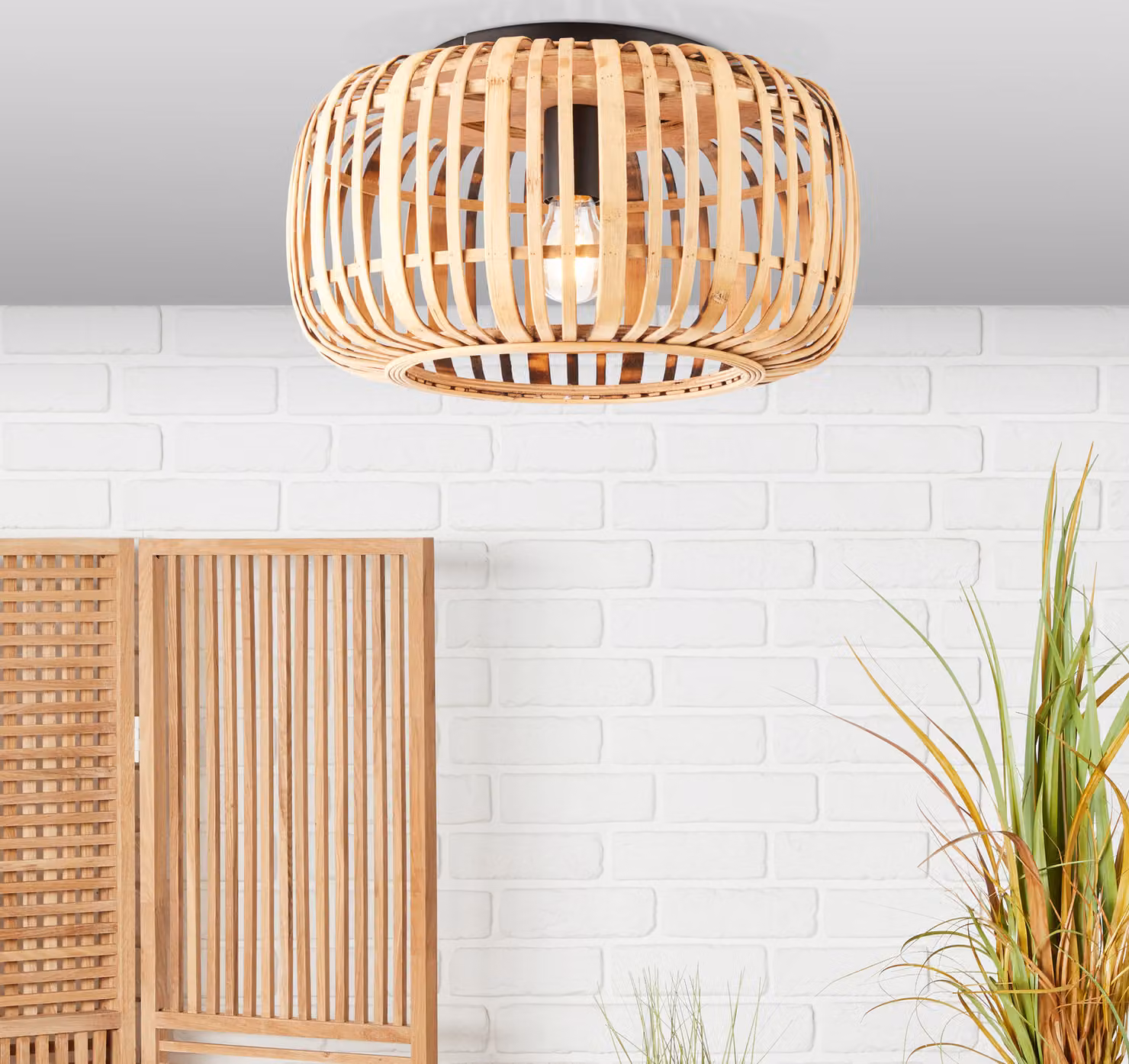 BRILLIANT Lampada da soffitto WOODROW in bambù con metallo nero in stile boho 97167/20