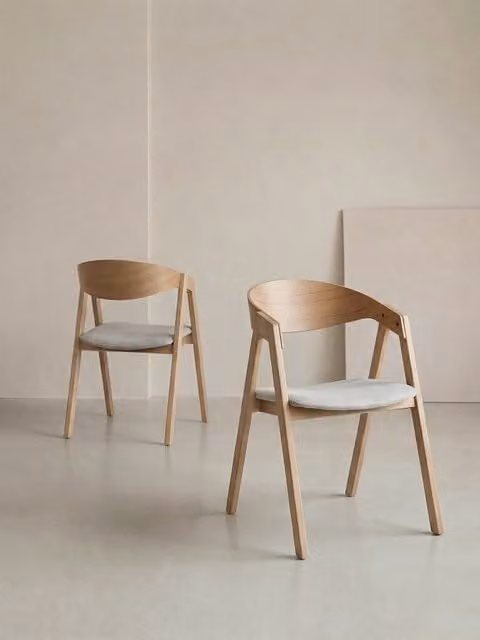 Set di 2 sedie imbottite Bent beige con struttura in rovere naturale Kenay Home
