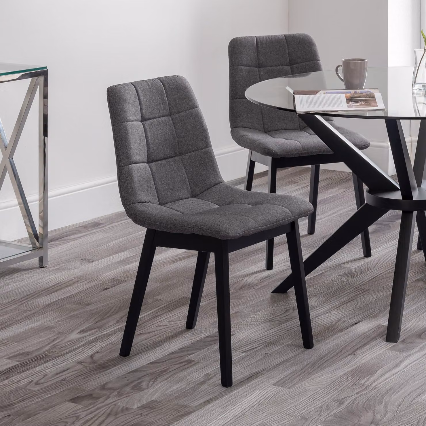 Set di 4 sedie da pranzo Hayden, in lino grigio, con struttura in legno massello