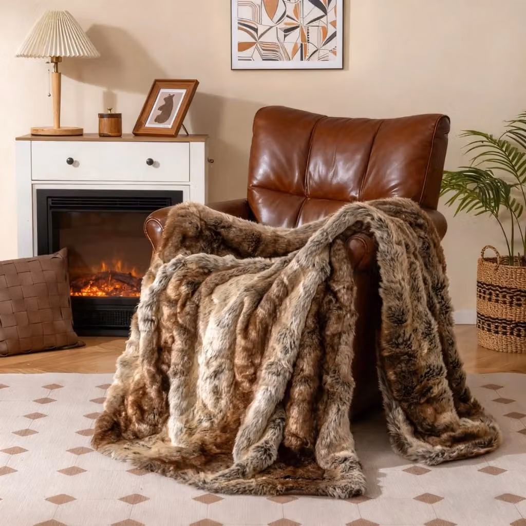 Coperta in pelliccia sintetica di procione Design Mania, plaid morbido e caldo color marrone, L: 203 cm x P: 153 cm – 2