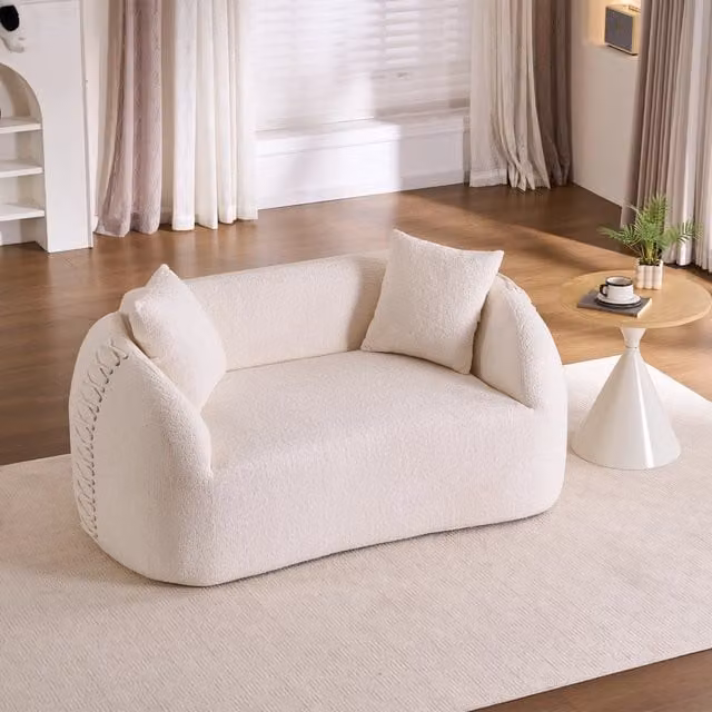Divano curvo moderno 2 posti, velluto a coste color crema, con decoro intrecciato sui braccioli. Compatto per appartamenti, nessuna montaggio richiesto
