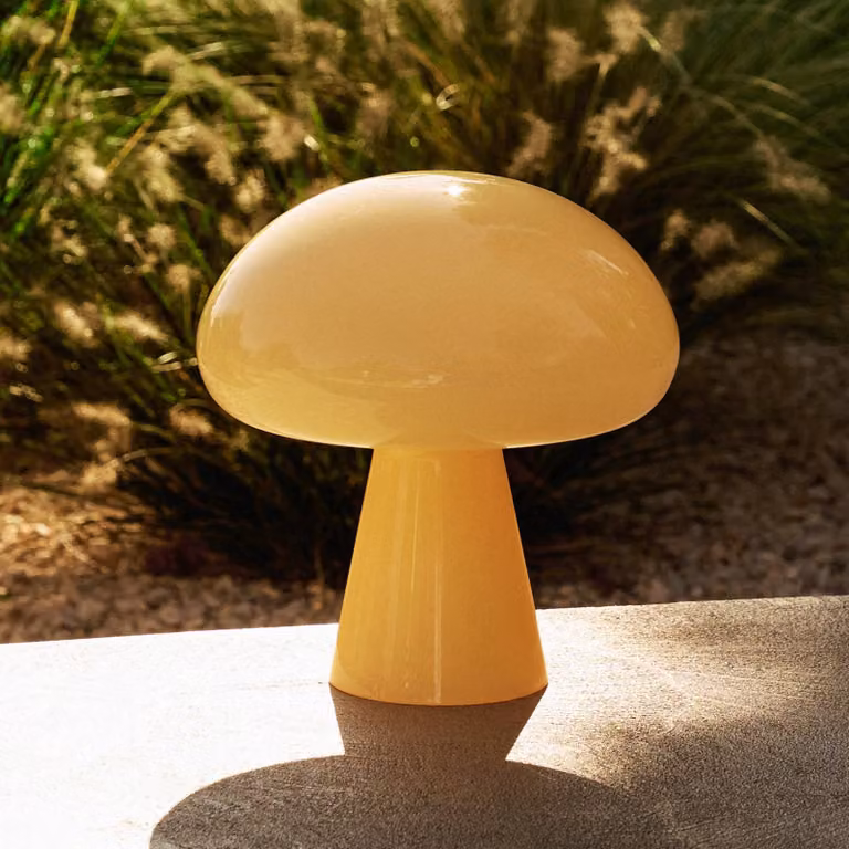 GUBI Gubi Lampada da tavolo LED ricaricabile Obello, giallo tenue, IP44, vetro dimmerabile, Giallo / Arancione, Soggiorno / Sala da pranzo, Vetro, Design