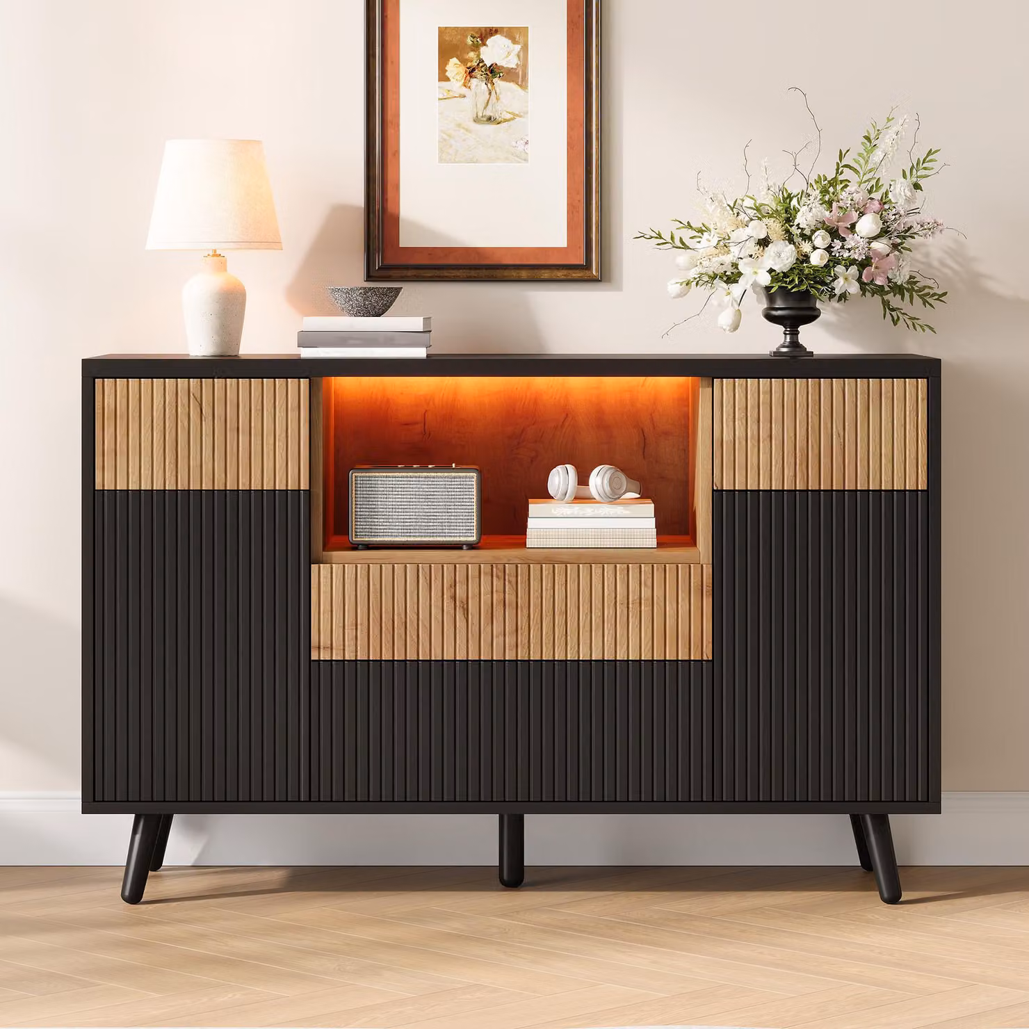 Mobiletto da cucina Merax, credenza con 4 cassetti, mobiletto contenitore con ripiani regolabili, mobile da soggiorno con LED RGB, frontale scanalato, finitura naturale
