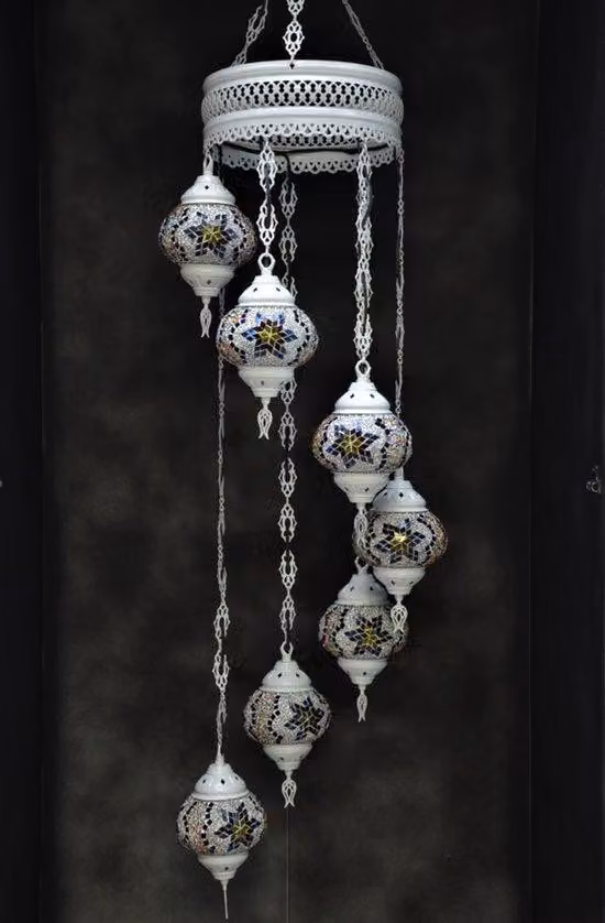 Lampada a sospensione in vetro blu e bianco con mosaico orientale, a 7 sfere, realizzata a mano in Turchia, lunga 155 cm