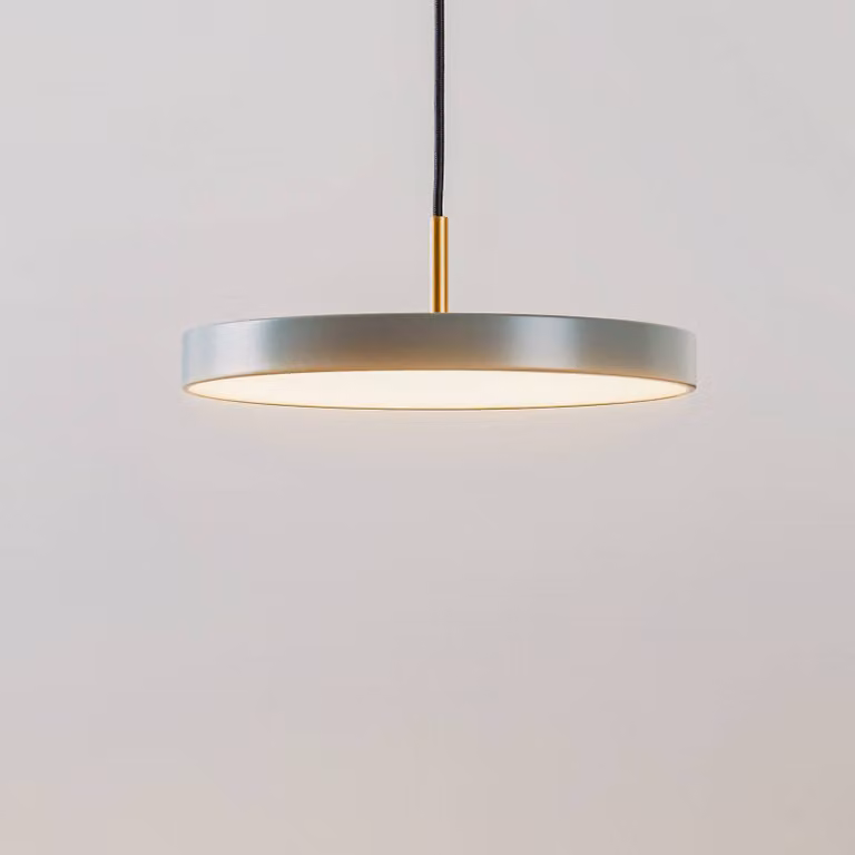 UMAGE Lampada LED a sospensione Asteria Mini, verde chiaro/ottone, Ø 31 cm dimmerabile, Verde, Soggiorno / Sala da pranzo, Alluminio, Design
