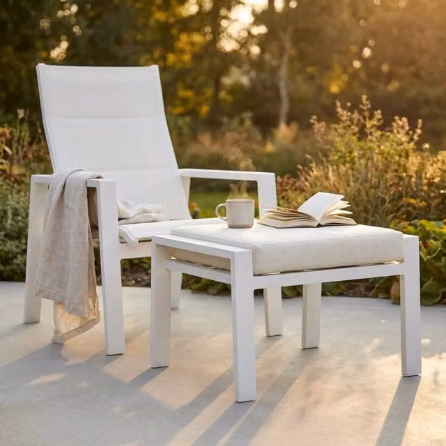 Poggiapiedi COSMA in alluminio verniciato a polvere con cuscini inclusi, disponibile in bianco o antracite