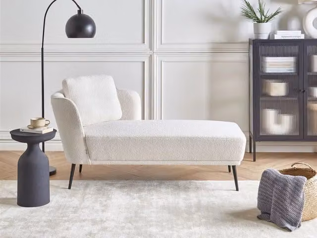 Chaise longue BELIANI in tessuto bouclé bianco con cuscino stile retrò, lato sinistro, L/P/H: 148 x 120 x 70 cm – 1