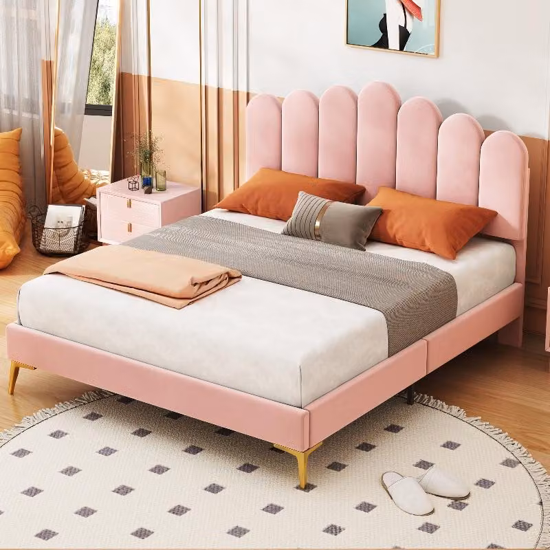 Letto imbottito 140x200 cm, color rosa, con testiera e rete a listelli. Struttura del letto in MDF, rivestito in velluto e con dettagli in metallo. Testiera regolabile, ideale per la camera da letto