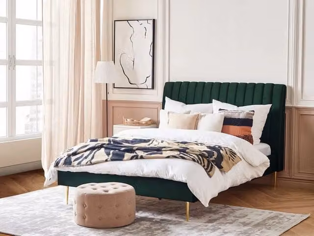 Letto imbottito Beliani in velluto verde smeraldo e oro con rete a doghe in legno L/P/H: 225 x 140 x 124 cm