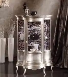 Vetrina bassa sagomata KIVIO in legno di tiglio con ante in vetro e finitura shabby chic argento anticato L: 138 cm, P: 44 cm, H: 92 cm