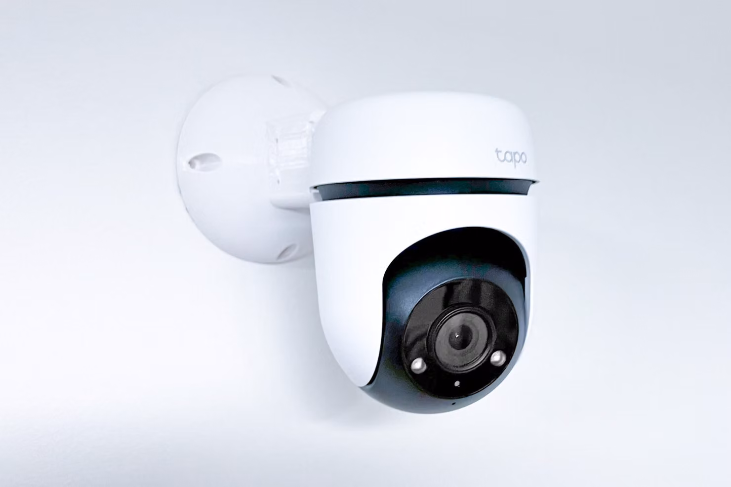 TP-LINK držák/stojan pro kamery Tapo C500/C510W/C520WS/C530WS na stěnu a strop, bílý s krytkou kabelů (1ks)