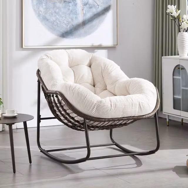 Sedia a dondolo oversize REDOM in rattan sintetico e acciaio laccato bianco L/P/H: 78 x 106 x 90 cm
