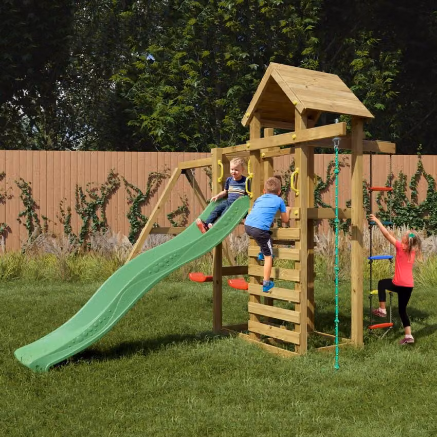 Area giochi per bambini in giardino, completa di scivolo, struttura per arrampicata, casetta e altalene. Mixter