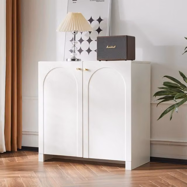 Credenza e madia OKWISH a 2 ante con motivo ad arco e maniglie dorate, bianca, L 80 x P 40 x H 80 cm – 1