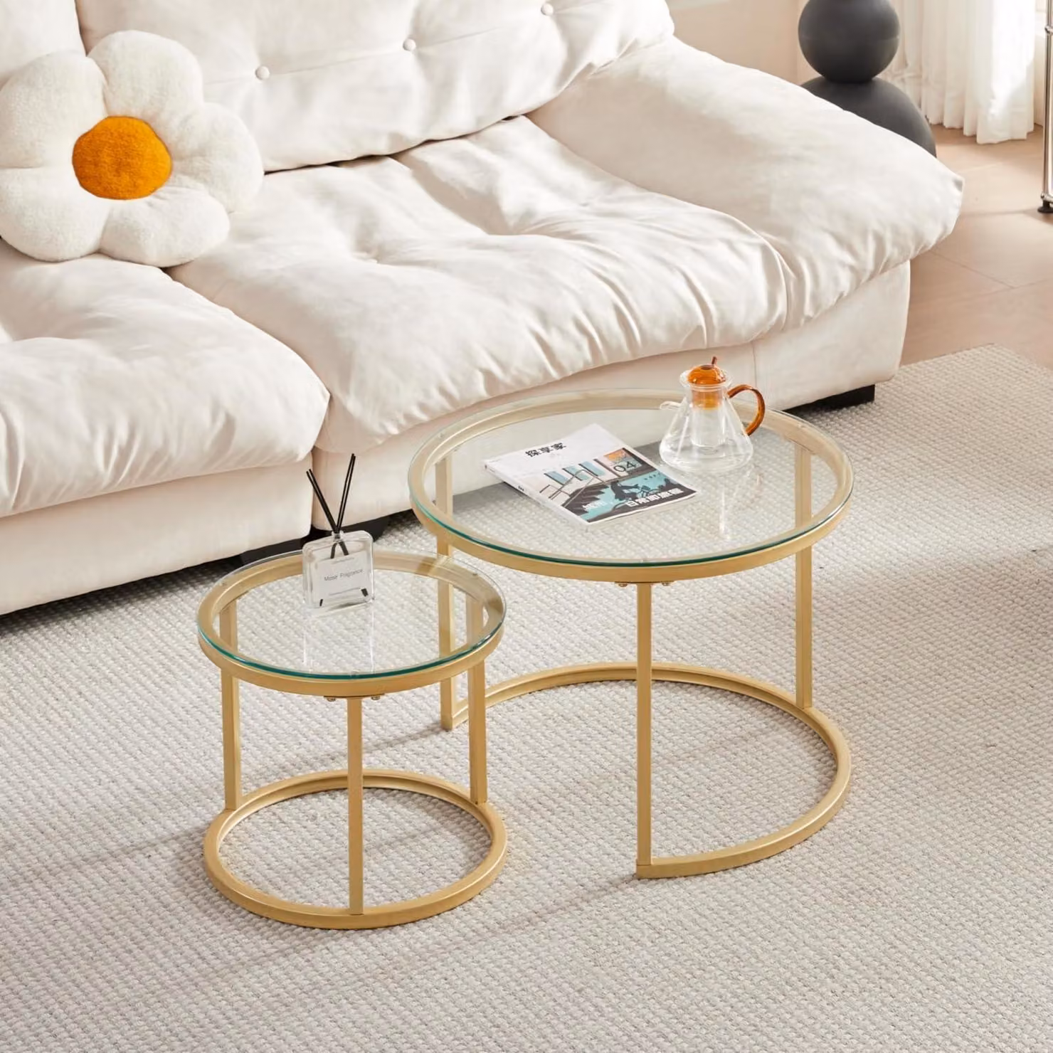 Set di due tavolini impilabili, vetro, oro, metallo, dimensioni 60x45 cm e 40x35 cm