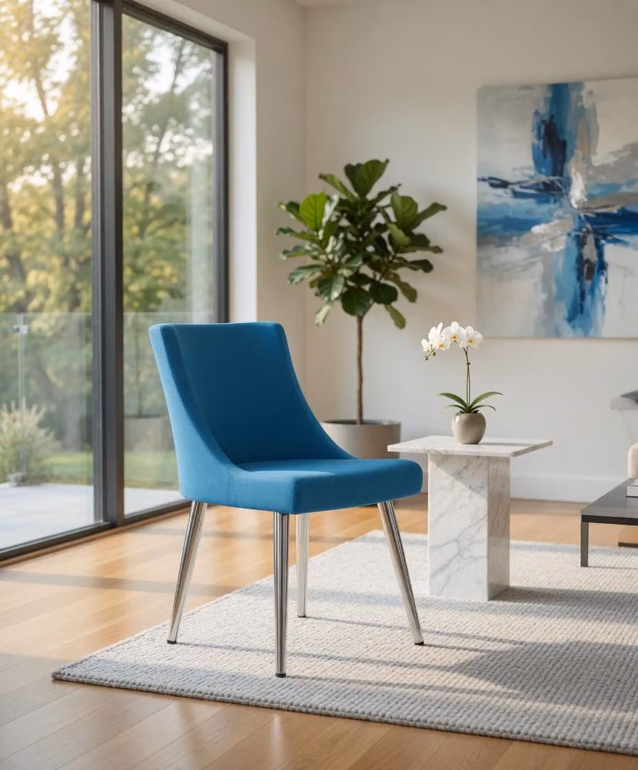 Comoda sedia blu dal design ergonomico e con una struttura robusta