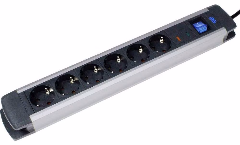 Ciabatta multipresa in alluminio a 6 vie con protezione da sovratensione, con interruttore, 230 V, colore bianco