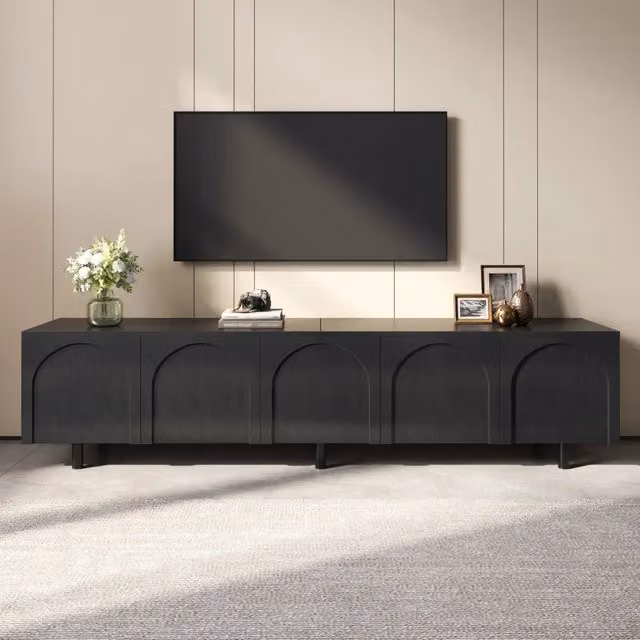 Mobile TV a basso profilo con 5 ante e passacavi; struttura in PB e MDF; piedini in metallo nero 180 × 38 × 45 cm