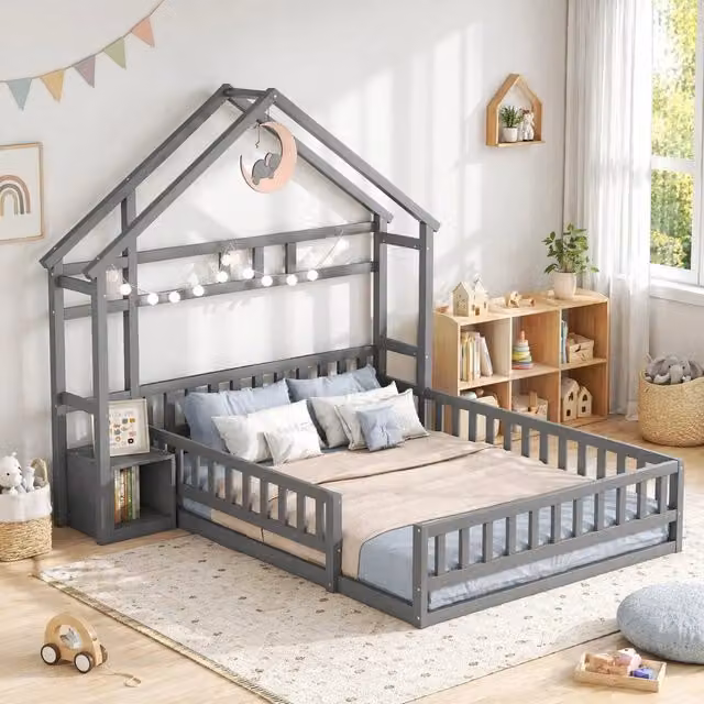 Letto a casetta Mivray per bambini in legno di pino e MDF grigio con comodino e barriera laterale L/P/H: 203 x 140 x 200 cm