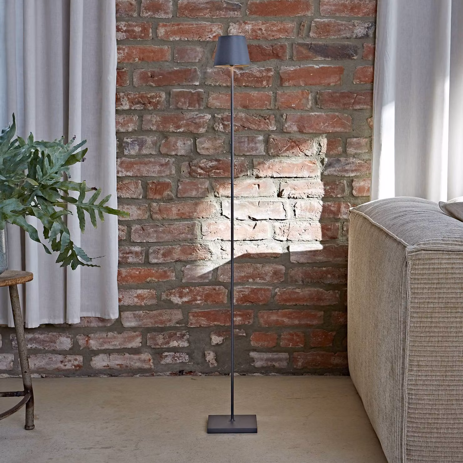 Sigor Lampada LED da pavimento Nuindie IP54 120 cm rotonda USB-C grafite Nuindie, dimmerabile, Alluminio / Grigio / Zincato, Soggiorno / Sala da pranzo, Alluminio, Moderno