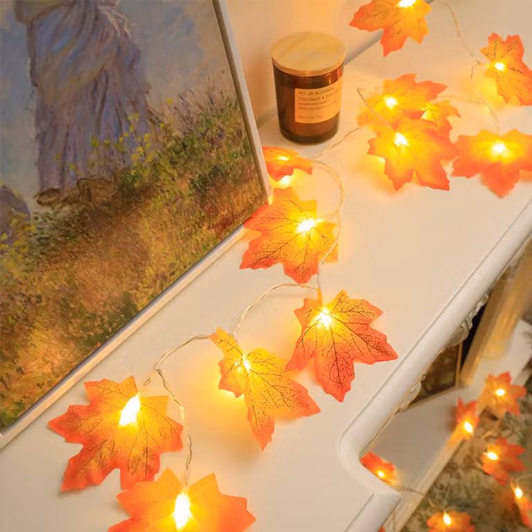 Catena luminosa a LED con 40 foglie di acero, lunghezza 6 metri, colore arancione-rosso