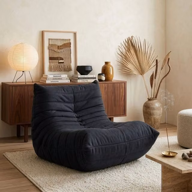 Poltrona bassa imbottita Kodsø en.casa con rivestimento in microfibra nera L: 75 cm, P: 90 cm, H: 100 cm – 1