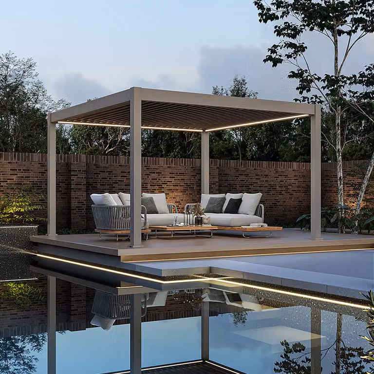 Pergola elettrica Weide E-Deluxe Plus interamente in alluminio, 4x4 m, con tetto a lamelle color Ivory Sand