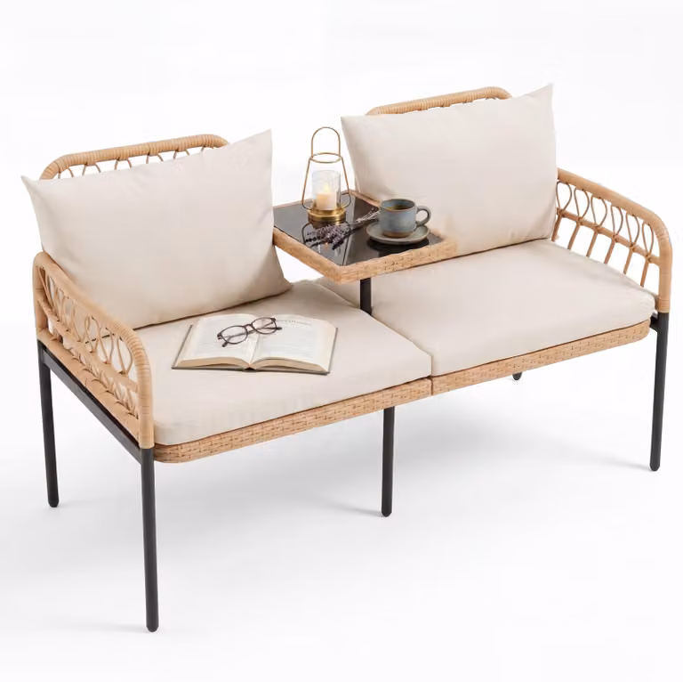 KOMFOTTEU, panchina da giardino a 2 posti in rattan di PE, panchina da balcone con tavolino in vetro temperato e schienale ergonomico, inclusi cuscini, panca con poggiapiedi regolabili, mobili da giardino per terrazza, dimensioni: 137 x 64,5 x 84 cm