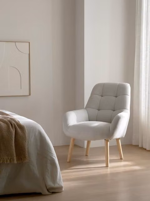 Poltrona imbottita Vesler beige Kenay Home con braccioli per soggiorno