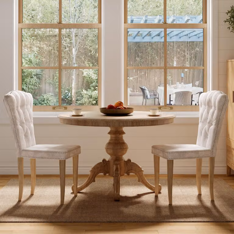 Set di 2 sedie da pranzo UnboxG, rivestite in velluto beige, con schienale alto, imbottitura a bottoni e dettagli in metallo. Sedie da pranzo confortevoli con schienale imbottito e gambe in legno massello