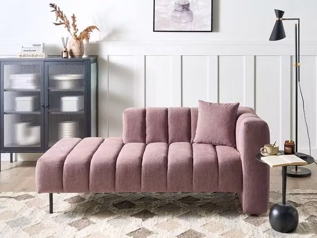 Chaise Lounge BELIANI in tessuto rosa con gambe nere e cuscino laterale destro, design moderno e glam, L/P/H: 173 x 79 x 73 cm
