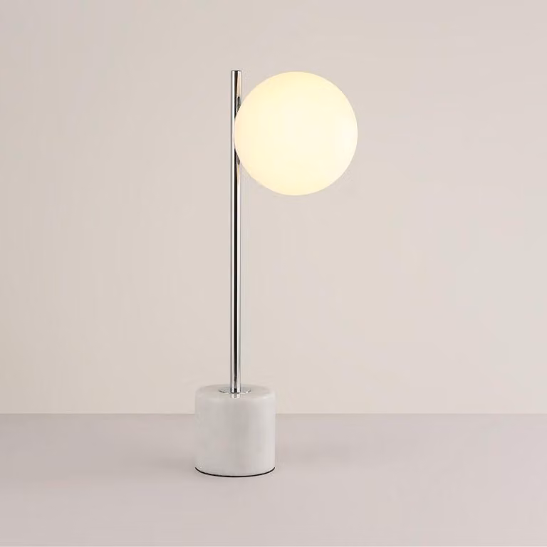 lampada da tavolo "Åsa" con base in marmo, globo in vetro opaco e metallo cromato - design minimalista e nordico, E27