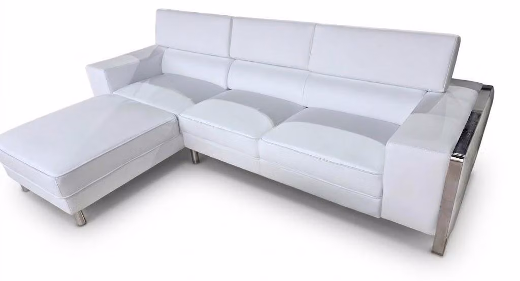 Divano angolare forma a L, bianco, moderno, in pelle, con struttura in metallo