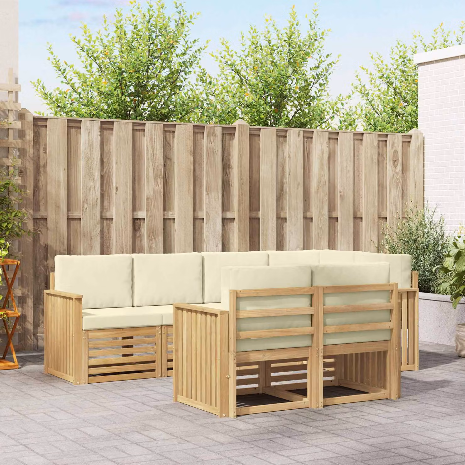 Set di divani da esterno vidaXL a forma di L composto da 7 pezzi in legno di acacia con cuscini bianchi e beige